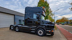 20251019-Tom-Holding-00475